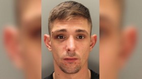 Un tânăr a început să se tăvălească pe jos de râs, după ce a lovit o femeie însărcinată cu picioarele în burtă